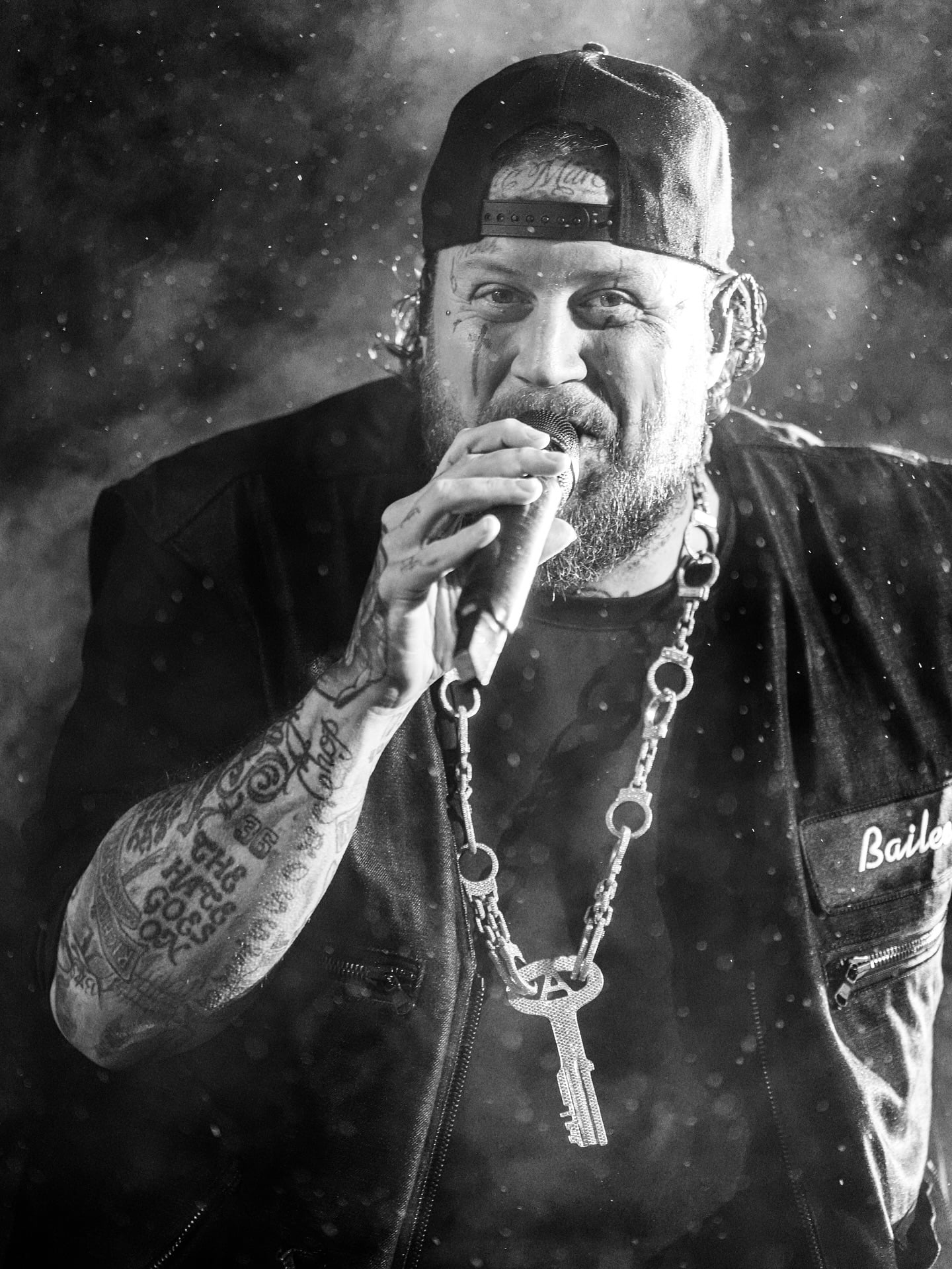Jelly Roll 39 歲才奪 57 屆 CMA 年度新人！得獎感言「擋風玻璃比後照鏡大」讓全場淚崩