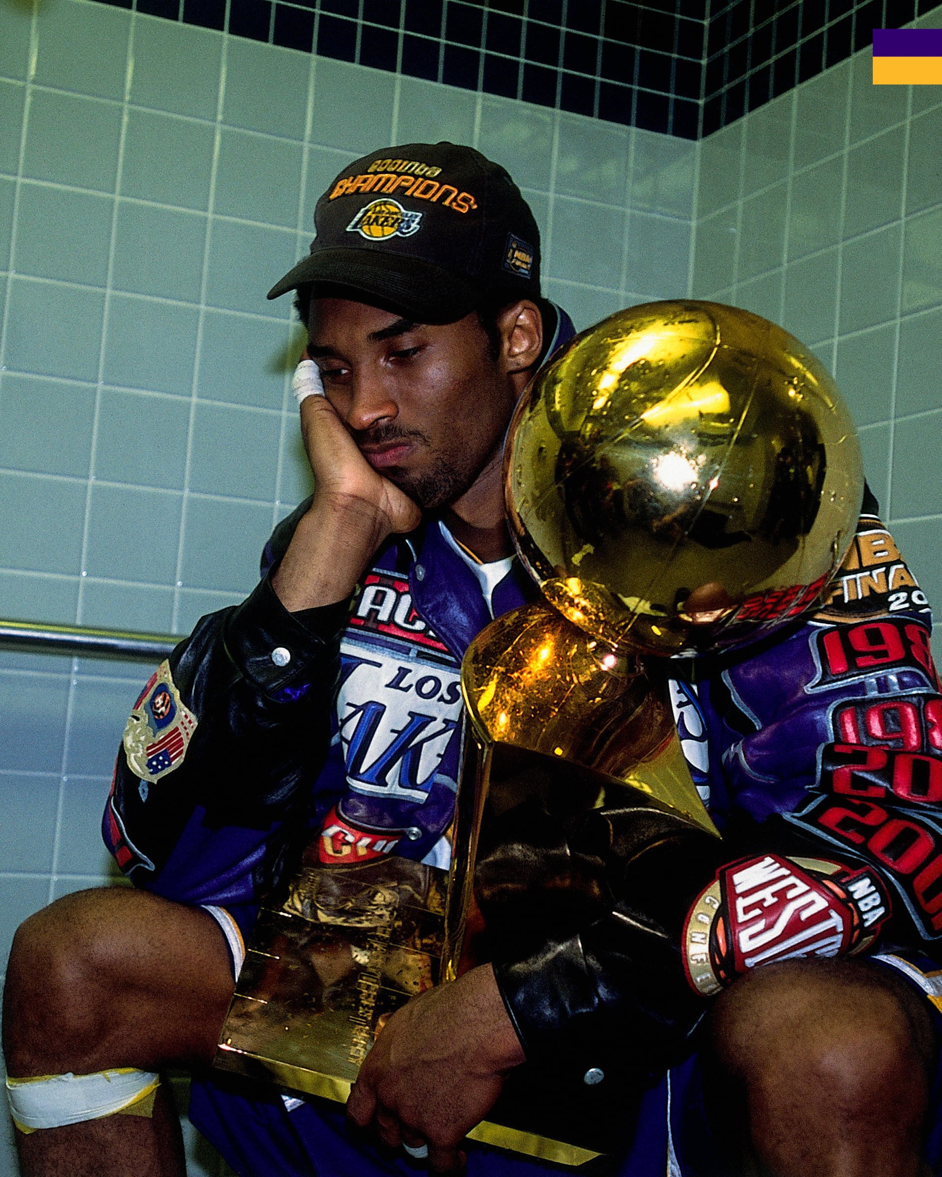 NBA/Kobe Bryant 25 年前冠軍照回顧!獨坐更衣室表情凝重,勝利、孤獨、偉大感同時呈現!