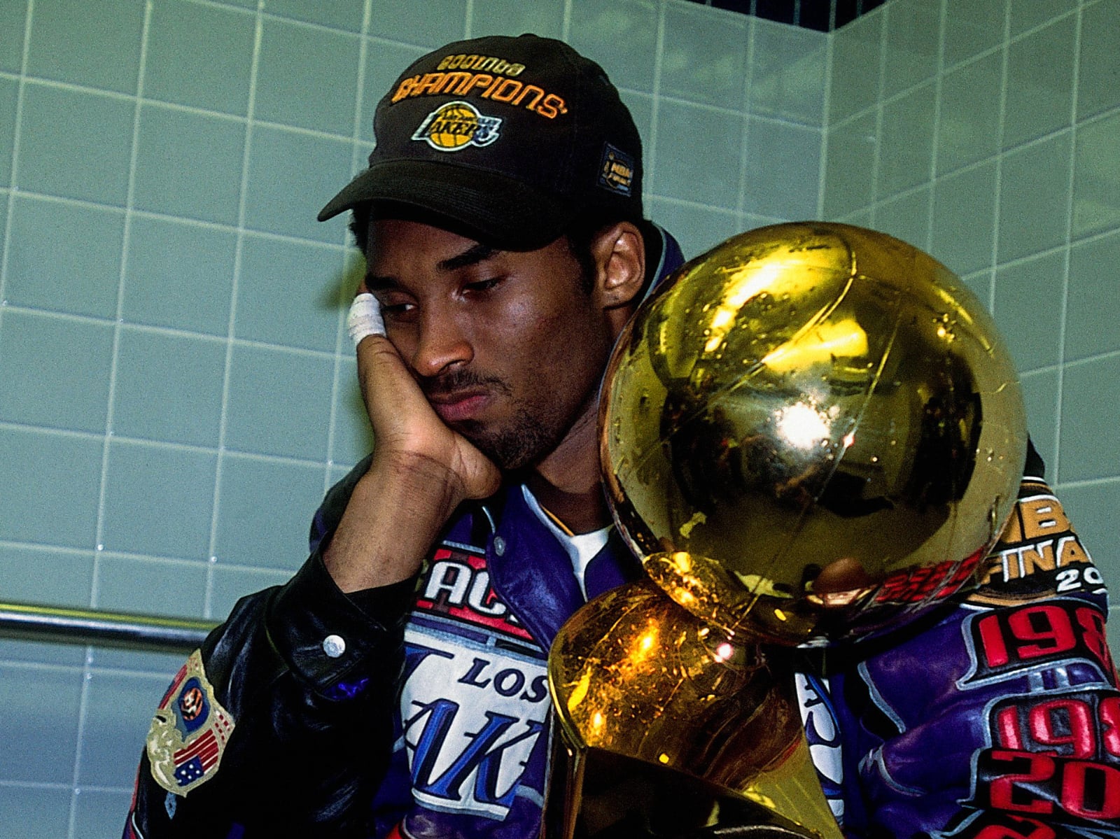 NBA／Kobe Bryant 25 年前冠軍照回顧！獨坐更衣室表情凝重，勝利、孤獨、偉大感同時呈現！