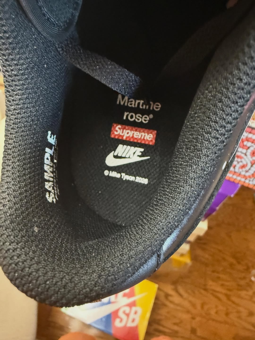 Supreme x Martine Rose x Mike Tyson x Nike Dunk Low 實鞋曝光！拳王照片上鞋，網友卻嫌普通？