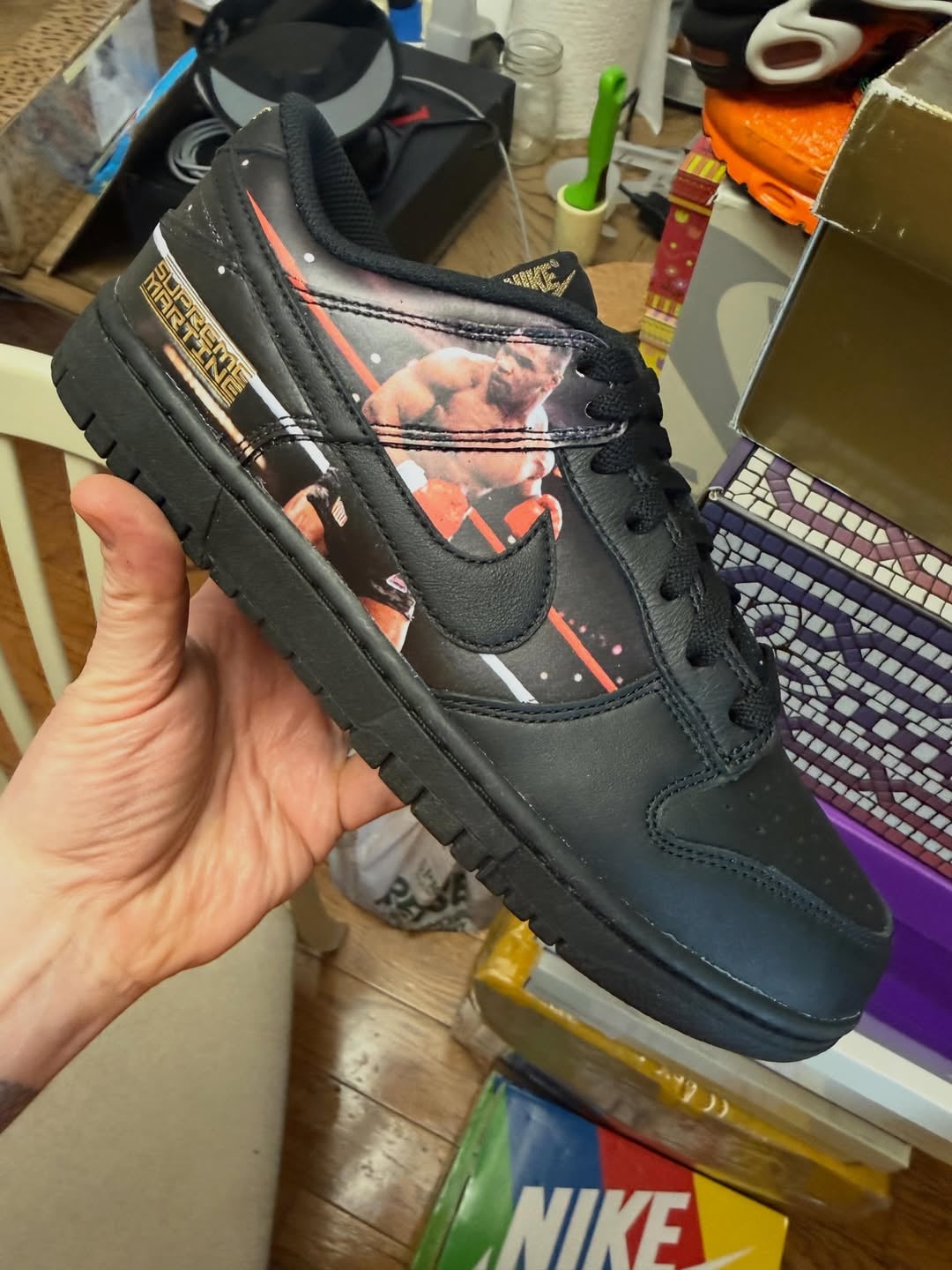 Supreme x Martine Rose x Mike Tyson x Nike Dunk Low 實鞋曝光！拳王照片上鞋，網友卻嫌普通？