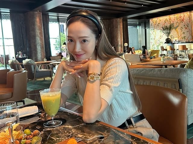 Jessica 機場乾嘔被罵「公主病」！親自直播喊冤：「聽到粉絲 21 歲太驚訝了！」