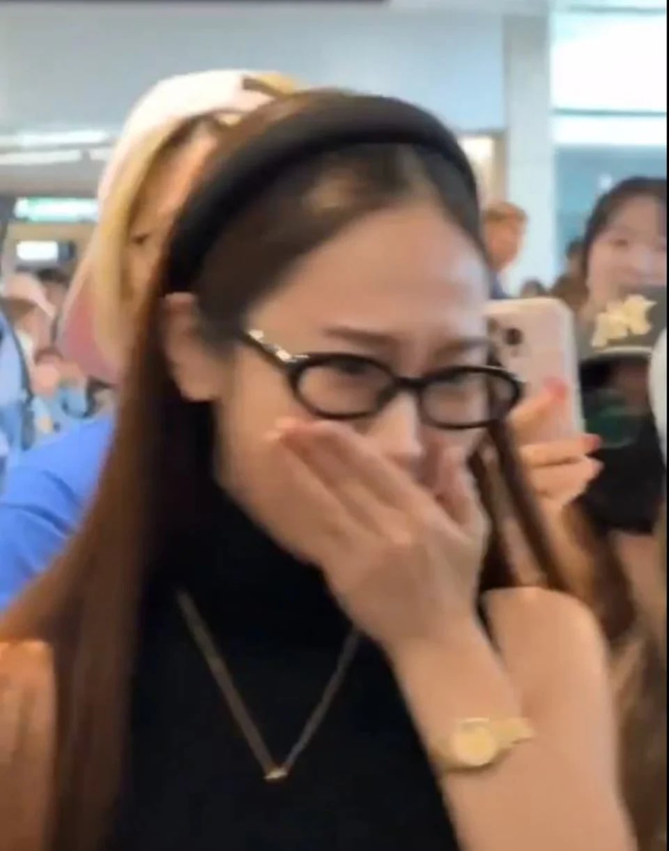 Jessica 機場乾嘔被罵「公主病」!親自直播喊冤:「聽到粉絲 21 歲太驚訝了!」