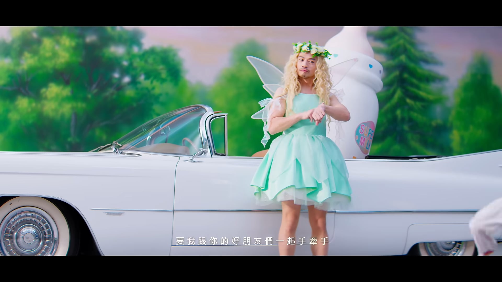 阿 Ken 客串周杰倫〈女兒殿下〉MV!扮 Elsa 超犧牲引網笑:「欠周董多大人情?」