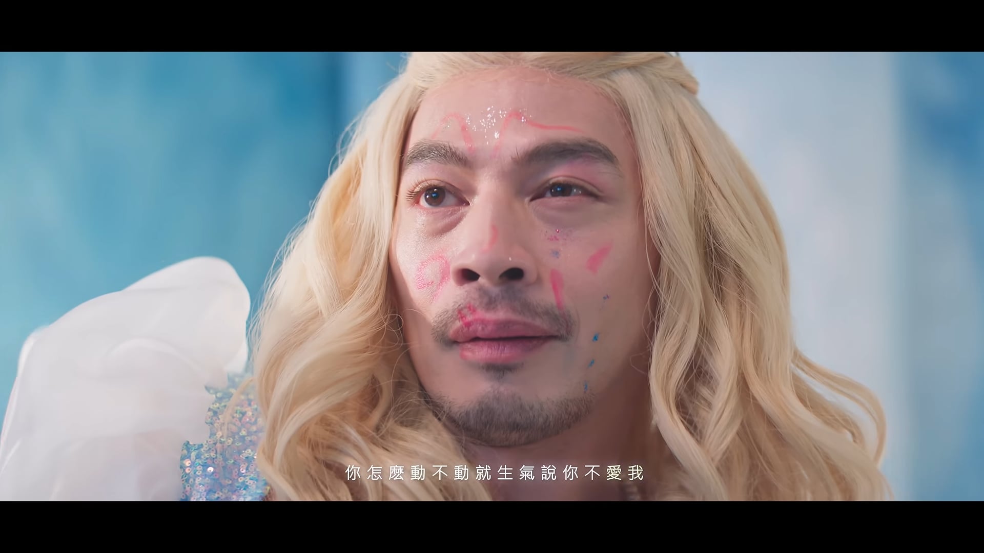 阿 Ken 客串周杰倫〈女兒殿下〉MV!扮 Elsa 超犧牲引網笑:「欠周董多大人情?」