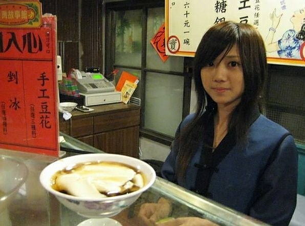 「豆花妹」蔡黃汝 16 年前嫩照被挖出!網友驚呼:「放現在也能當啦啦隊女神!」