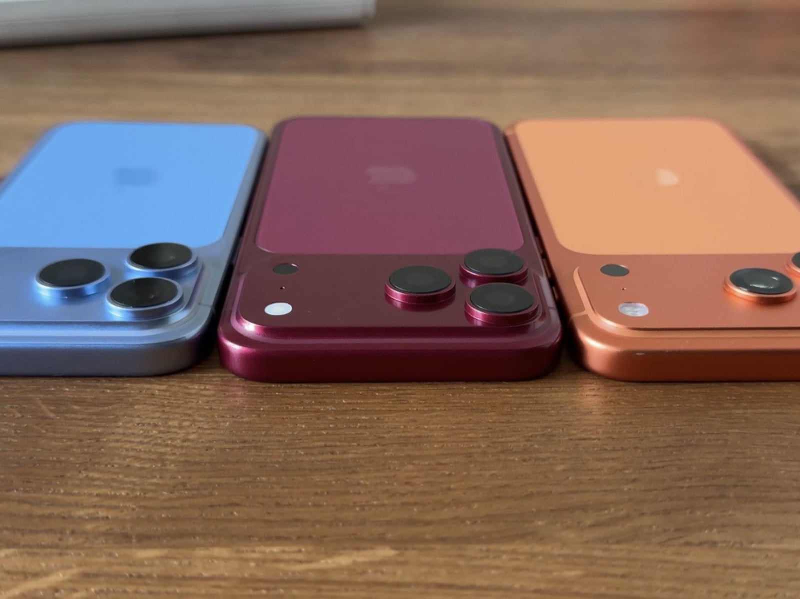 iPhone 18 Pro Max 模型機曝光！相機模組疑似再加厚，網友苦喊：「桌上更放不平了？」