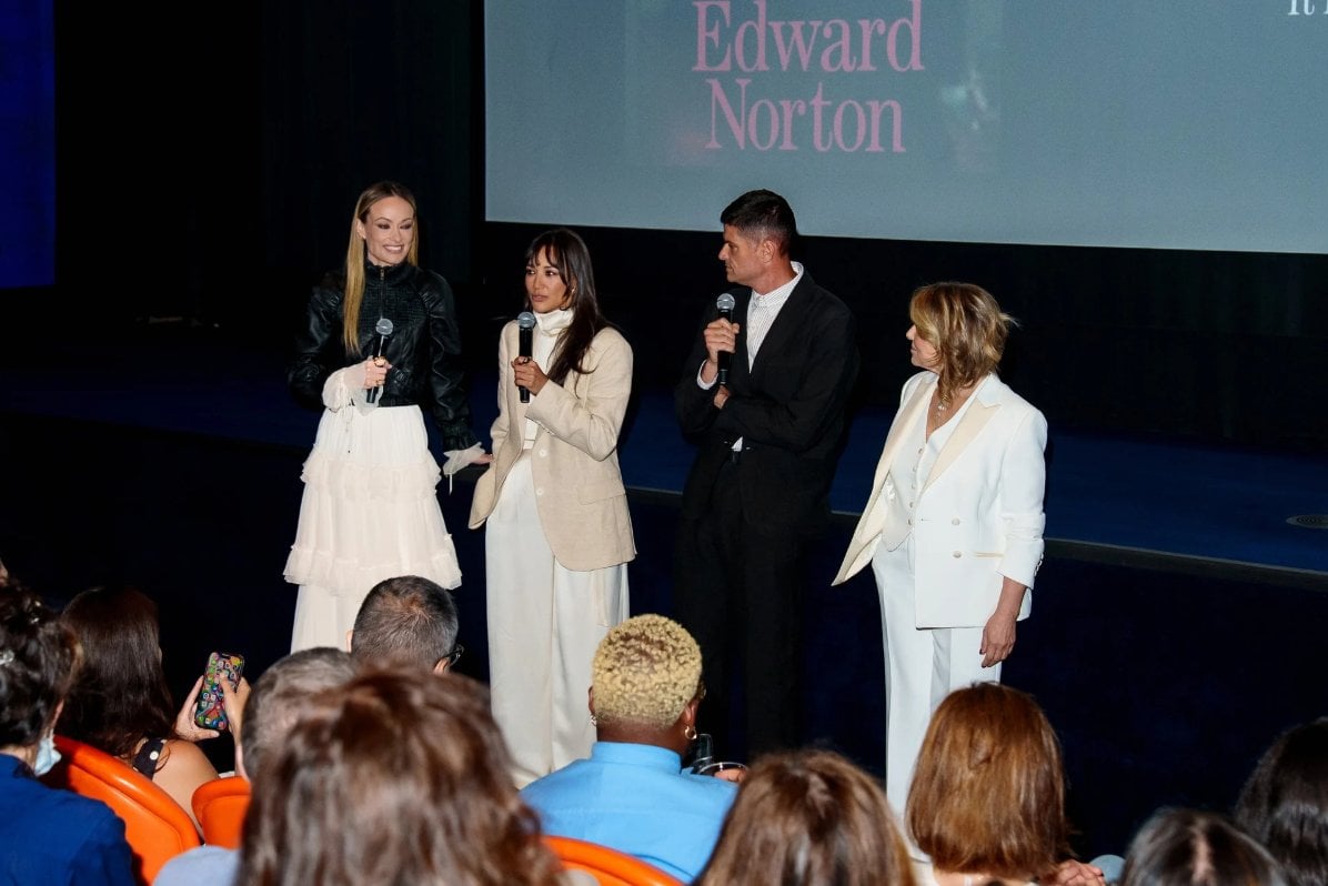 奧莉薇亞魏爾德 Olivia Wilde 新片《The Invite》下週上映!閨蜜黛安娜艾格倫現身力挺、全黑西裝造型打破夏日穿搭規則