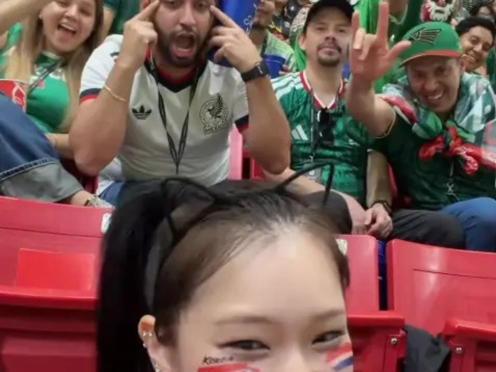 世界盃／韓國正妹網紅看球遭「拉眼角」歧視！男子身份曝光、FIFA 官方緊急發聲回應！