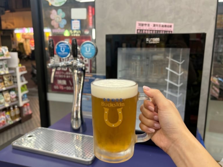 萊爾富推出柏客金生啤還有專屬冰杯！網嗨翻：「我還不喝爆！」