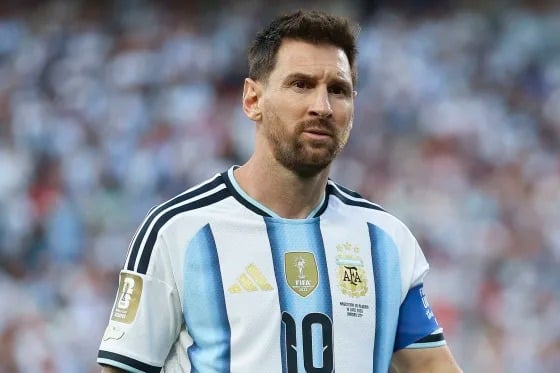 世界盃／梅西享有巨星特權？阿爾及利亞足協正式向 FIFA 申訴、疑鞋釘踩小腿逃過紅牌！