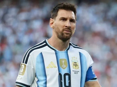 世界盃／梅西享有巨星特權？阿爾及利亞足協正式向 FIFA 申訴、疑鞋釘踩小腿逃過紅牌！