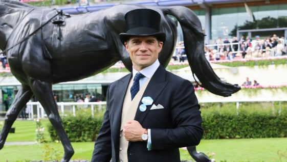 亨利卡維爾 Henry Cavill 戴百年浪琴錶亮相皇家賽馬會!粉絲卻全盯著他的褲子看