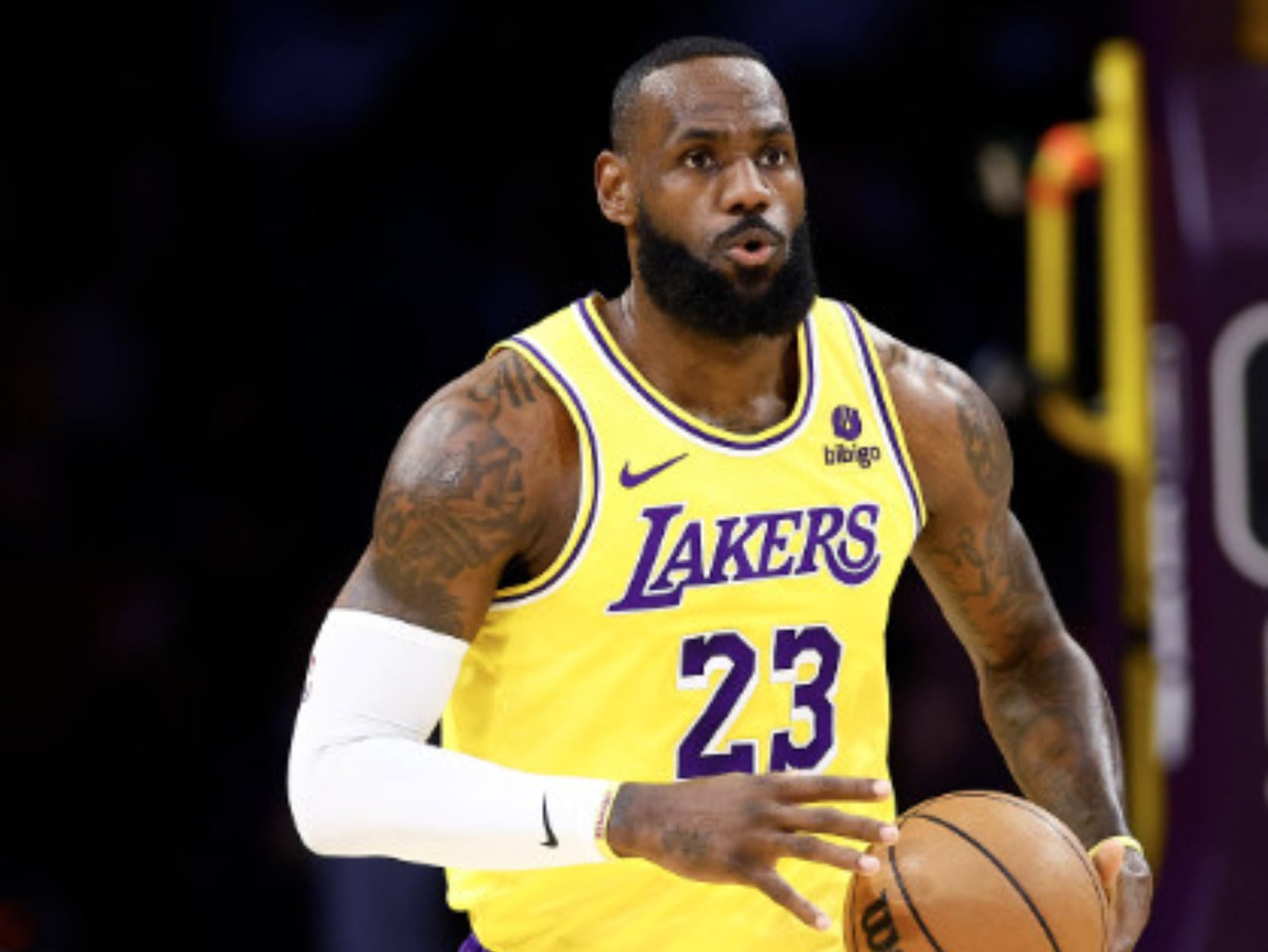 NBA／詹皇 LeBron James 續約陷僵局！湖人擬降薪 2200 萬美元踩底線，去留懸而未決！