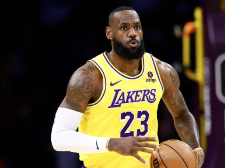 NBA／詹皇 LeBron James 續約陷僵局！湖人擬降薪 2200 萬美元踩底線，去留懸而未決！