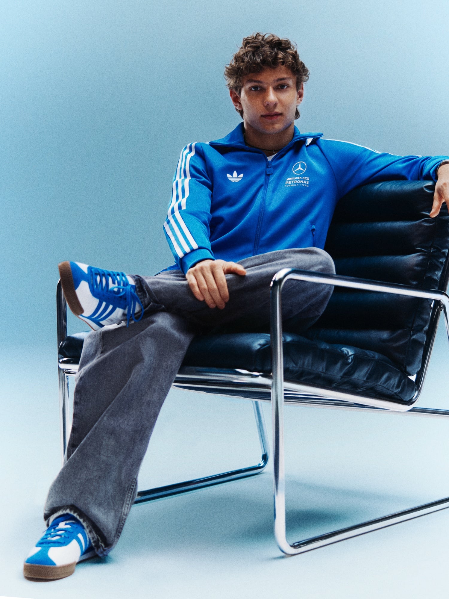 F1/adidas × Mercedes-AMG 聯名「Blue Wonder」系列狂炸!三葉草Logo首度進軍賽車線,7月英國站搶先著用!