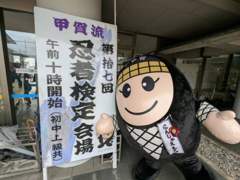 日本甲賀忍者檢定考試現場曝光！考生 Cosplay、手持手裏劍超像電影場景！