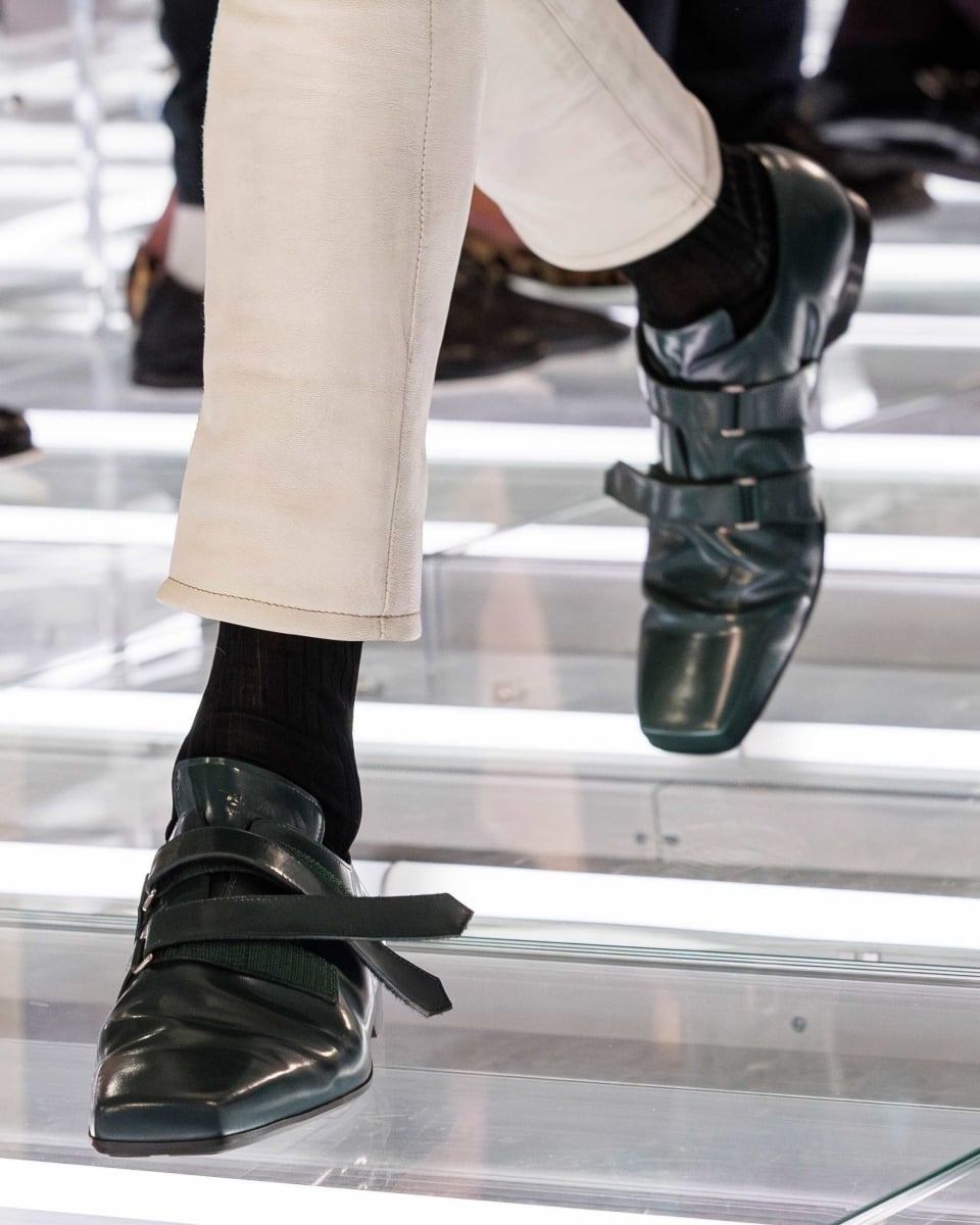 許光漢現身 Prada 2027 春夏男裝秀!Miuccia Prada、Raf Simons 用牛仔褲與 T 恤重新定義男裝