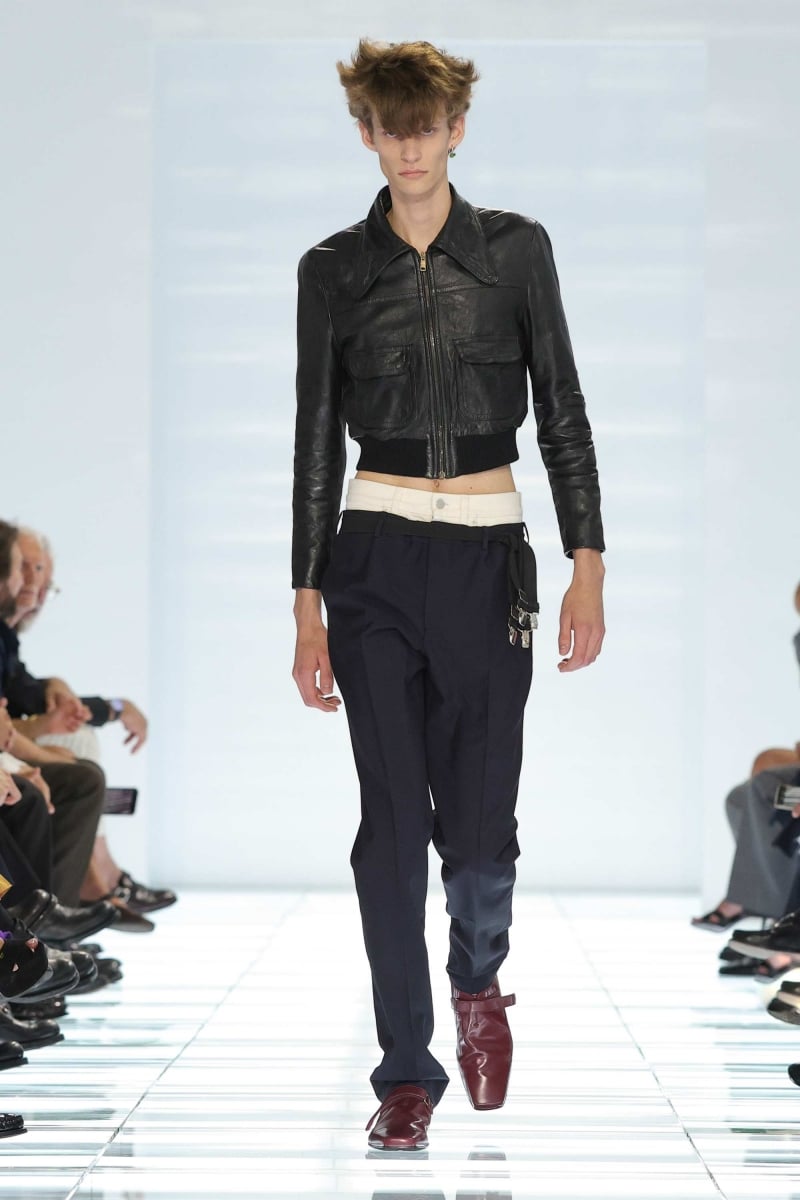 許光漢現身 Prada 2027 春夏男裝秀!Miuccia Prada、Raf Simons 用牛仔褲與 T 恤重新定義男裝