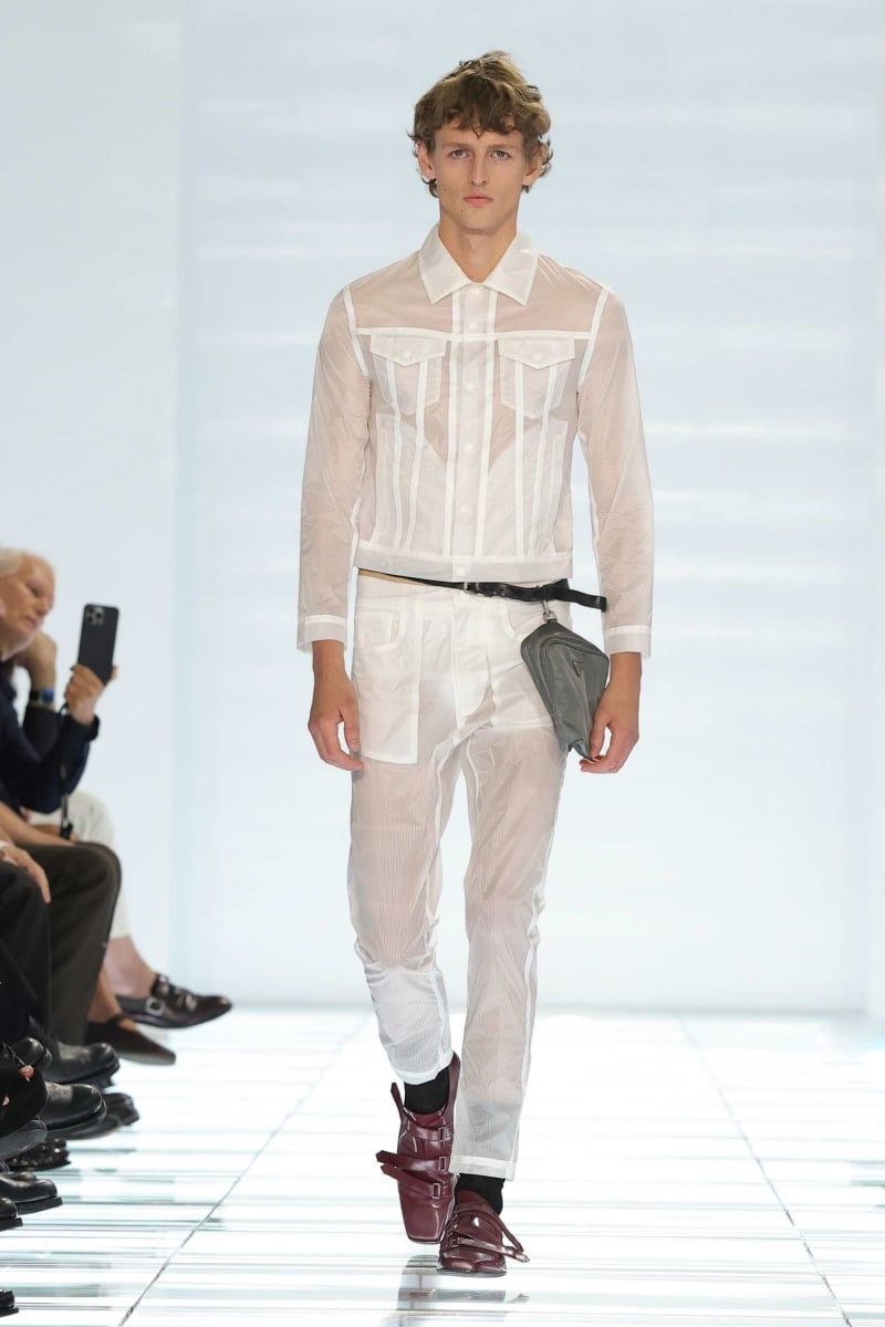 許光漢現身 Prada 2027 春夏男裝秀!Miuccia Prada、Raf Simons 用牛仔褲與 T 恤重新定義男裝