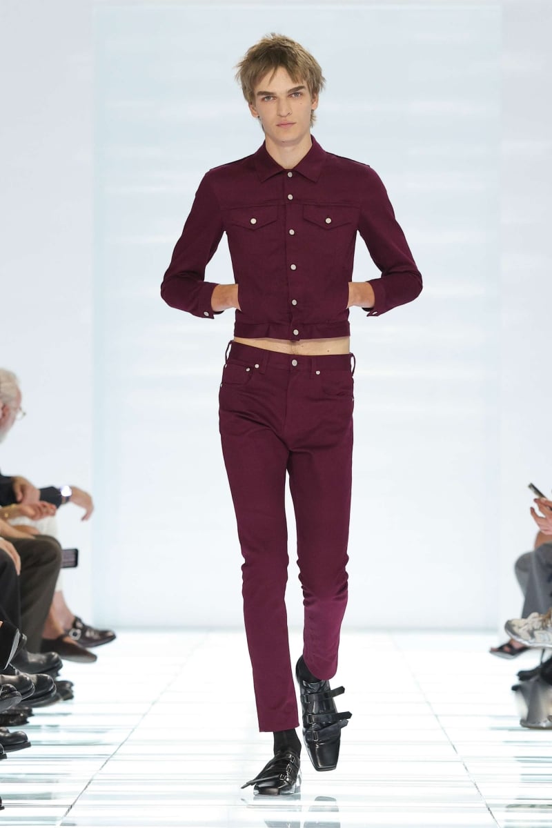 許光漢現身 Prada 2027 春夏男裝秀!Miuccia Prada、Raf Simons 用牛仔褲與 T 恤重新定義男裝