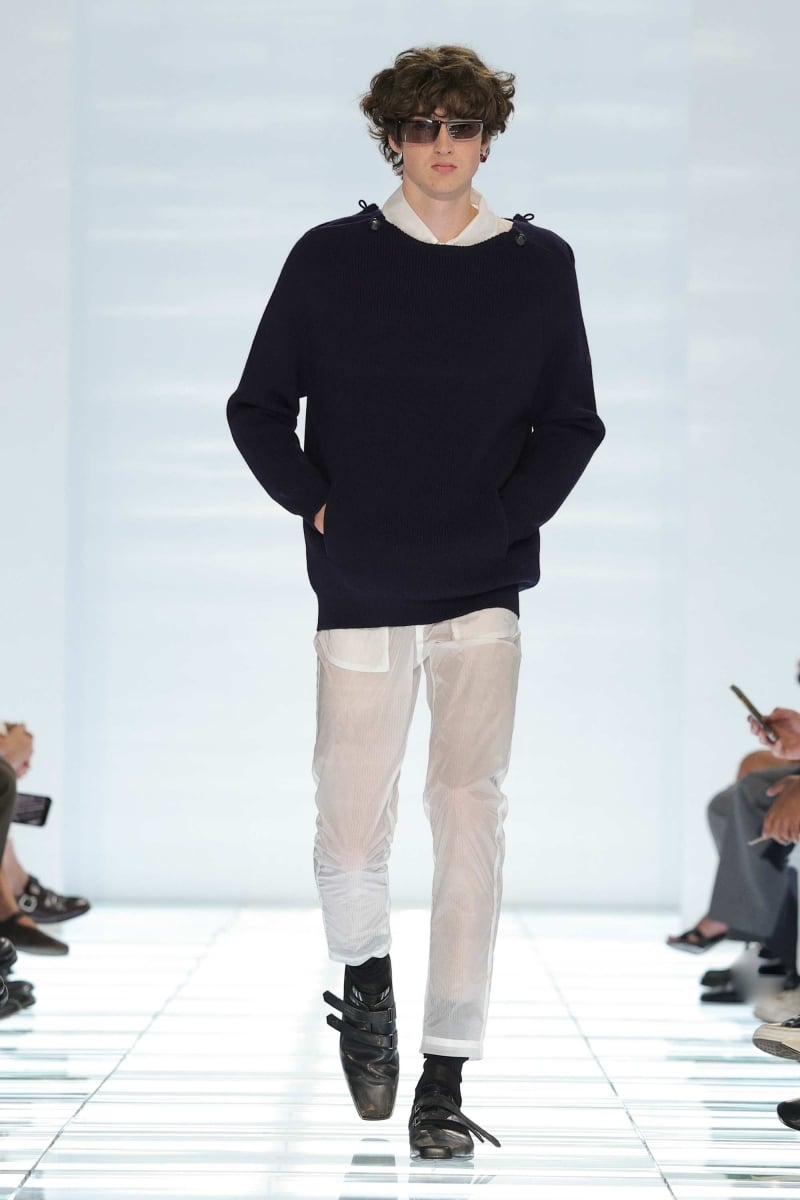 許光漢現身 Prada 2027 春夏男裝秀!Miuccia Prada、Raf Simons 用牛仔褲與 T 恤重新定義男裝