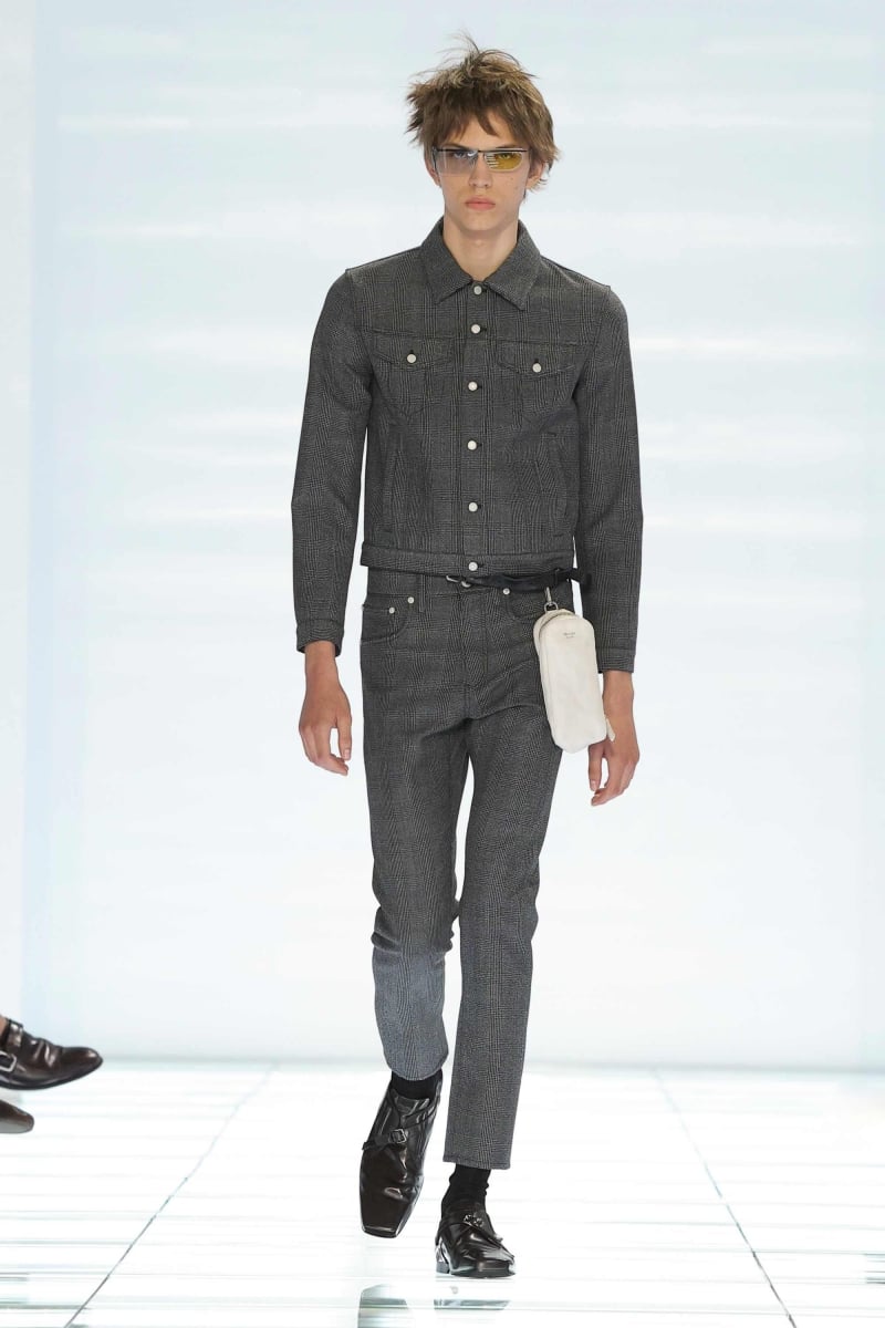 許光漢現身 Prada 2027 春夏男裝秀!Miuccia Prada、Raf Simons 用牛仔褲與 T 恤重新定義男裝