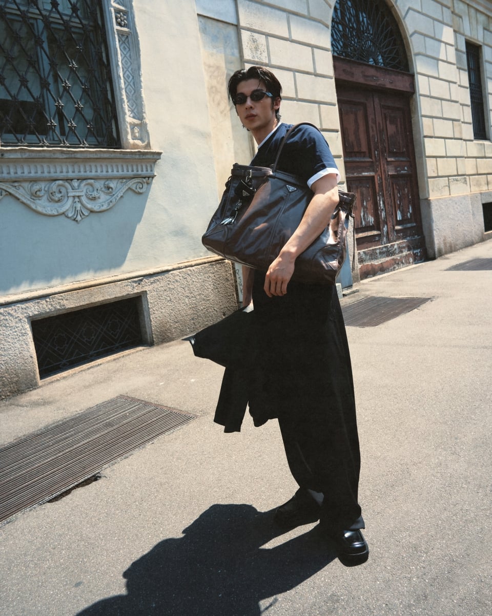 許光漢現身 Prada 2027 春夏男裝秀!Miuccia Prada、Raf Simons 用牛仔褲與 T 恤重新定義男裝
