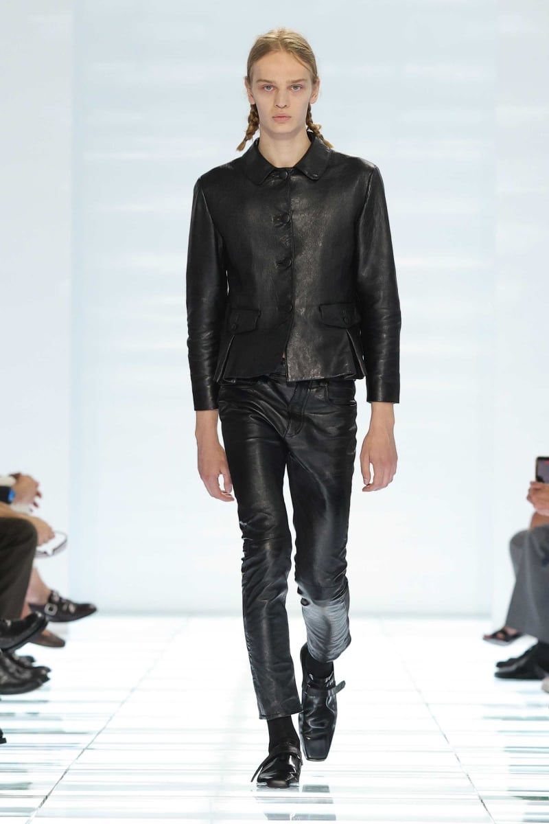 許光漢現身 Prada 2027 春夏男裝秀!Miuccia Prada、Raf Simons 用牛仔褲與 T 恤重新定義男裝