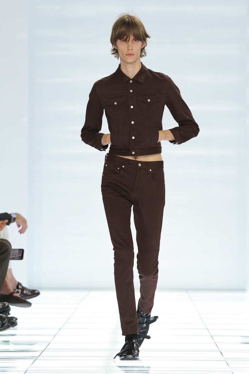 許光漢現身 Prada 2027 春夏男裝秀!Miuccia Prada、Raf Simons 用牛仔褲與 T 恤重新定義男裝
