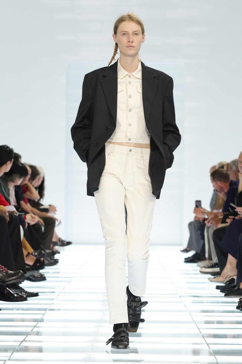 許光漢現身 Prada 2027 春夏男裝秀!Miuccia Prada、Raf Simons 用牛仔褲與 T 恤重新定義男裝