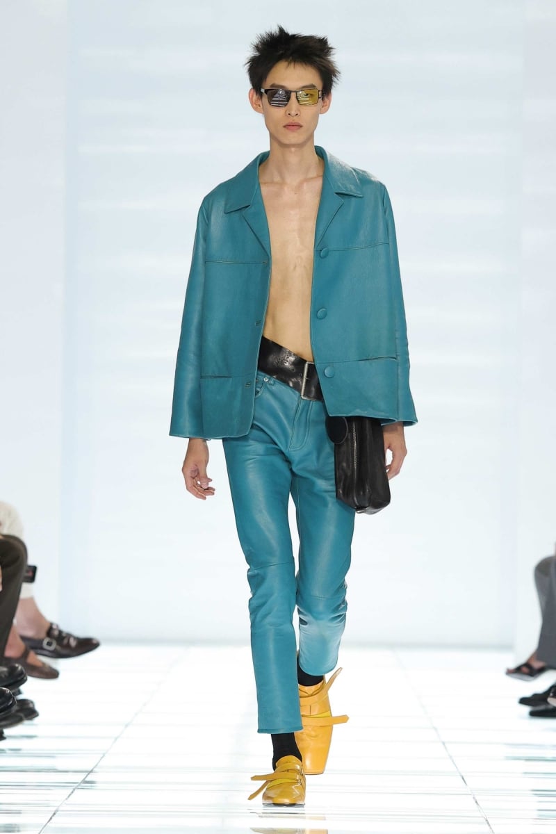 許光漢現身 Prada 2027 春夏男裝秀!Miuccia Prada、Raf Simons 用牛仔褲與 T 恤重新定義男裝