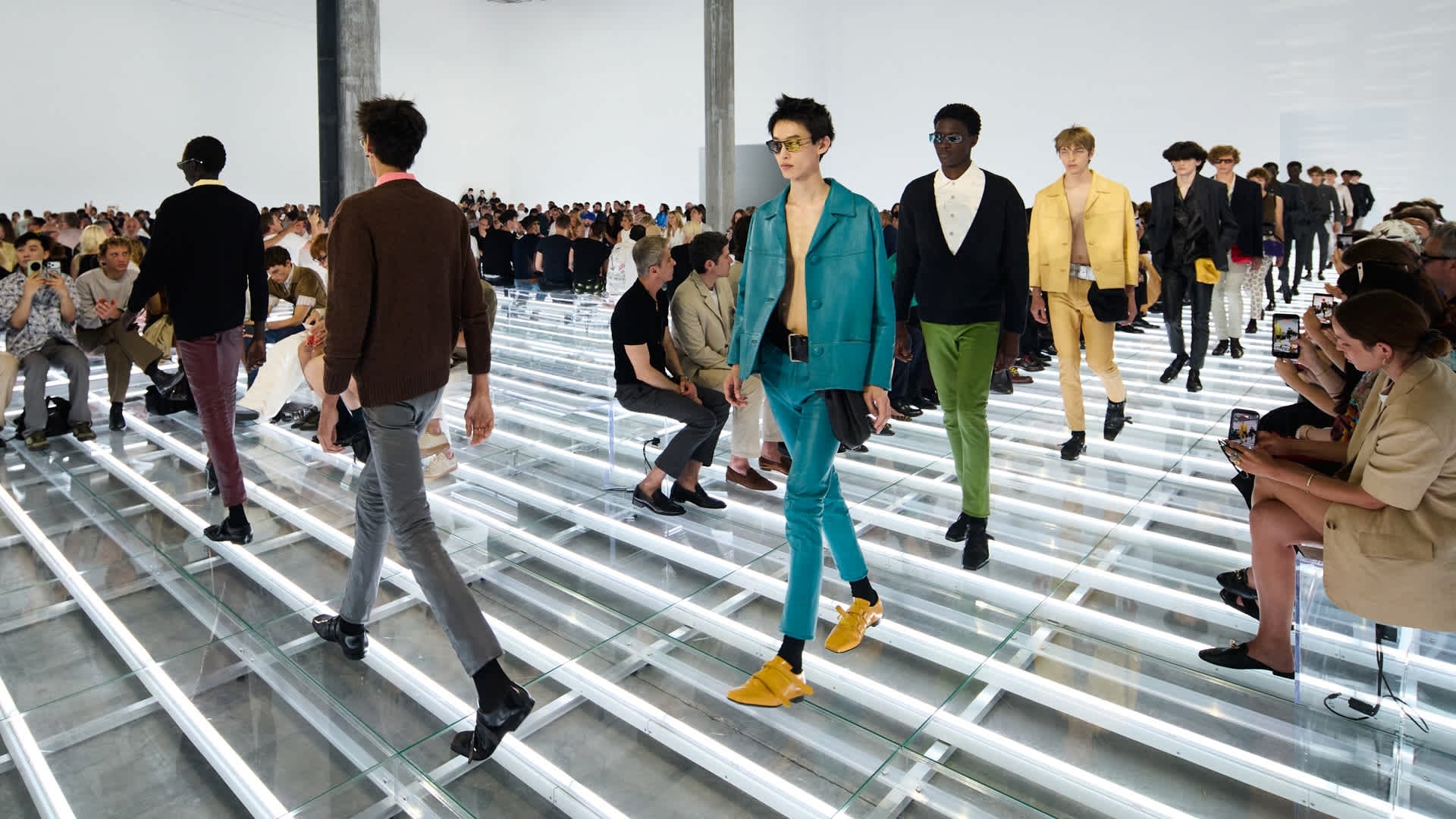 許光漢現身 Prada 2027 春夏男裝秀!Miuccia Prada、Raf Simons 用牛仔褲與 T 恤重新定義男裝