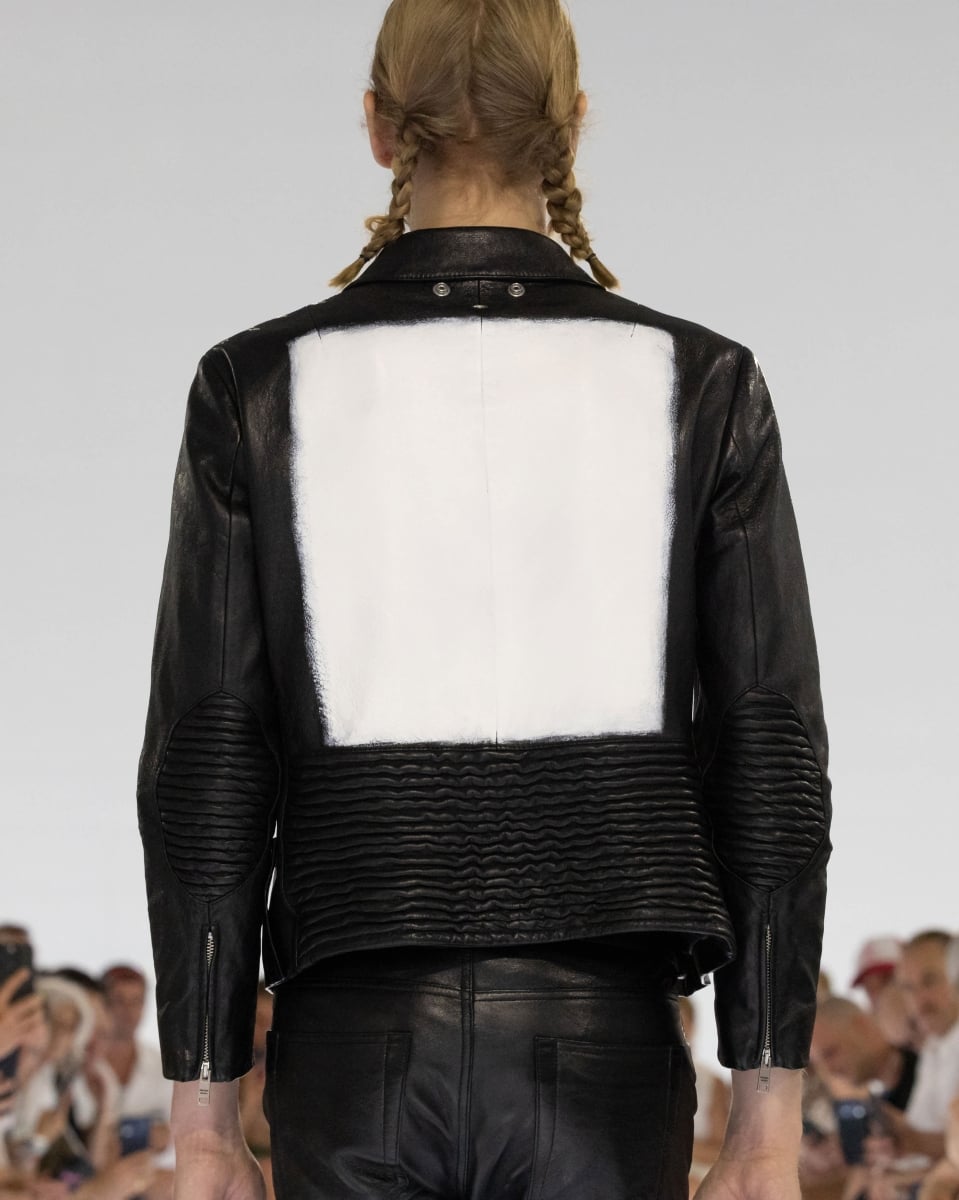 許光漢現身 Prada 2027 春夏男裝秀!Miuccia Prada、Raf Simons 用牛仔褲與 T 恤重新定義男裝