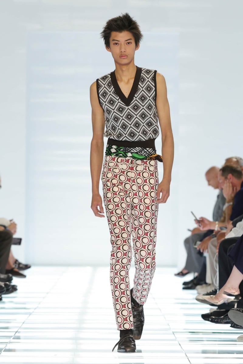許光漢現身 Prada 2027 春夏男裝秀!Miuccia Prada、Raf Simons 用牛仔褲與 T 恤重新定義男裝