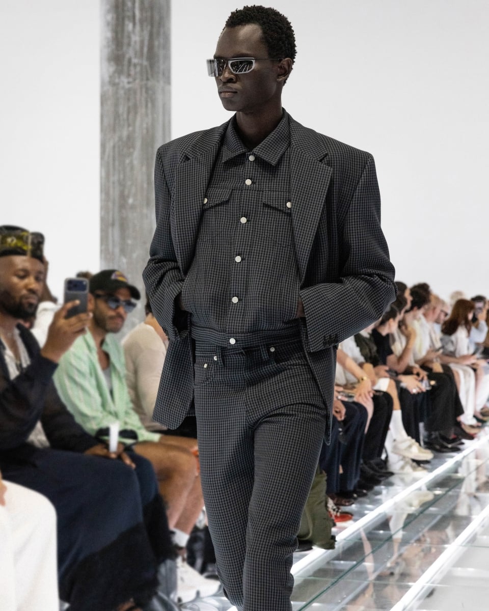 許光漢現身 Prada 2027 春夏男裝秀!Miuccia Prada、Raf Simons 用牛仔褲與 T 恤重新定義男裝