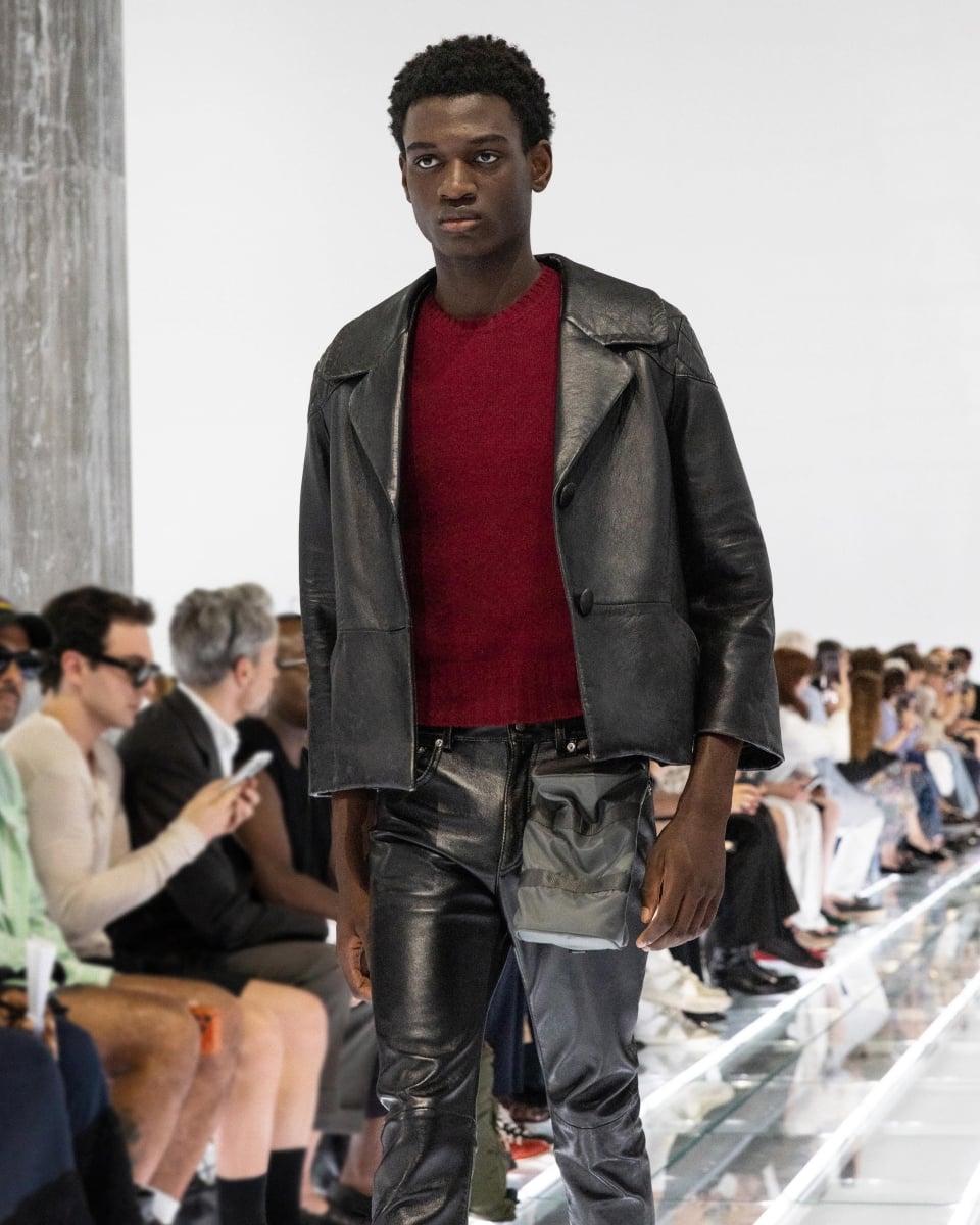 許光漢現身 Prada 2027 春夏男裝秀!Miuccia Prada、Raf Simons 用牛仔褲與 T 恤重新定義男裝