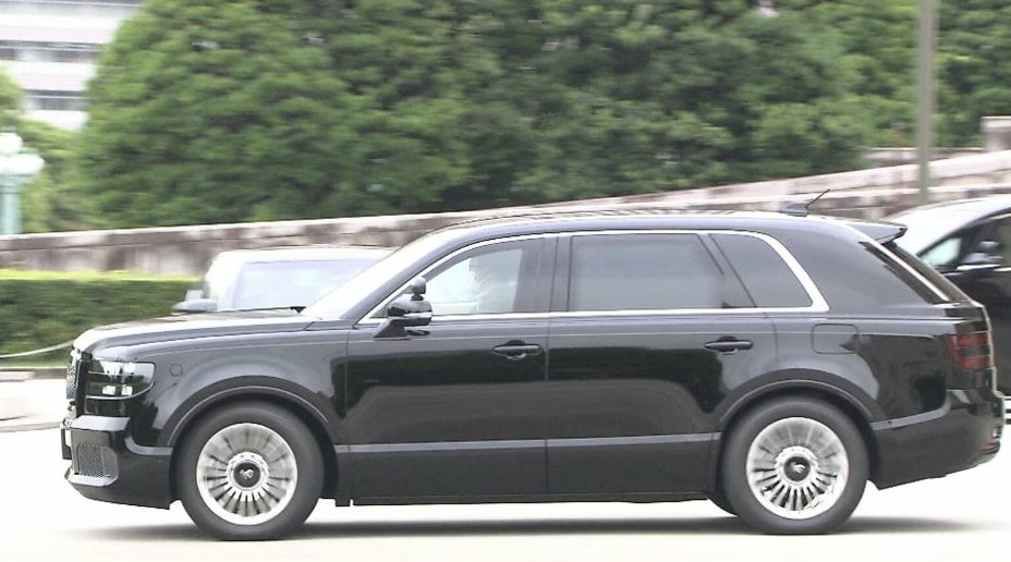 高市早苗公務座車大換新!豐田世紀 SUV 售價 2700 萬日圓、可辦公按摩全配齊