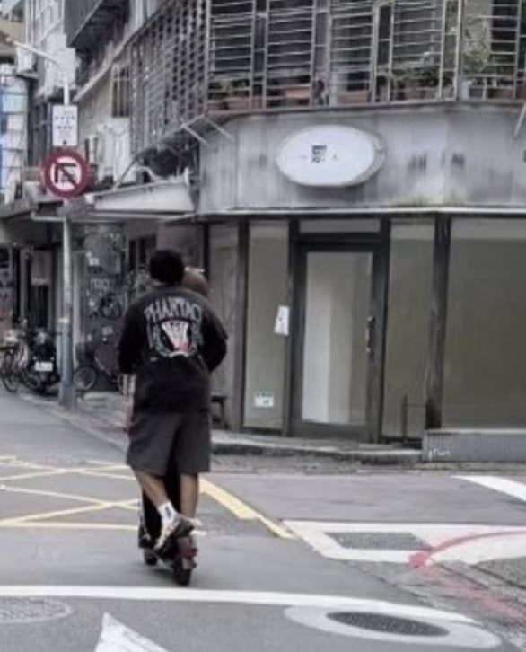 周杰倫、昆凌共騎電動滑板車放閃！甜蜜畫面瘋傳卻遭網友點出恐違規！