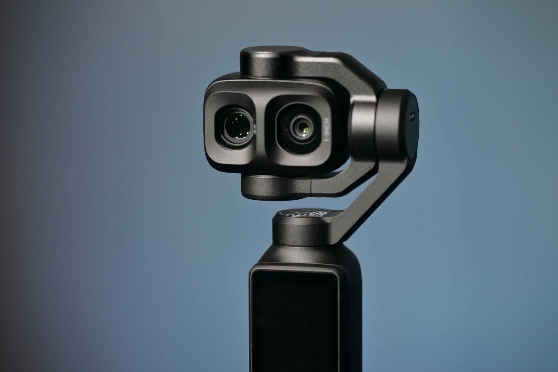 DJI Osmo Pocket 4P 6 月 29 日在台上市!雙主攝、17 檔動態範圍,把電影機放進口袋