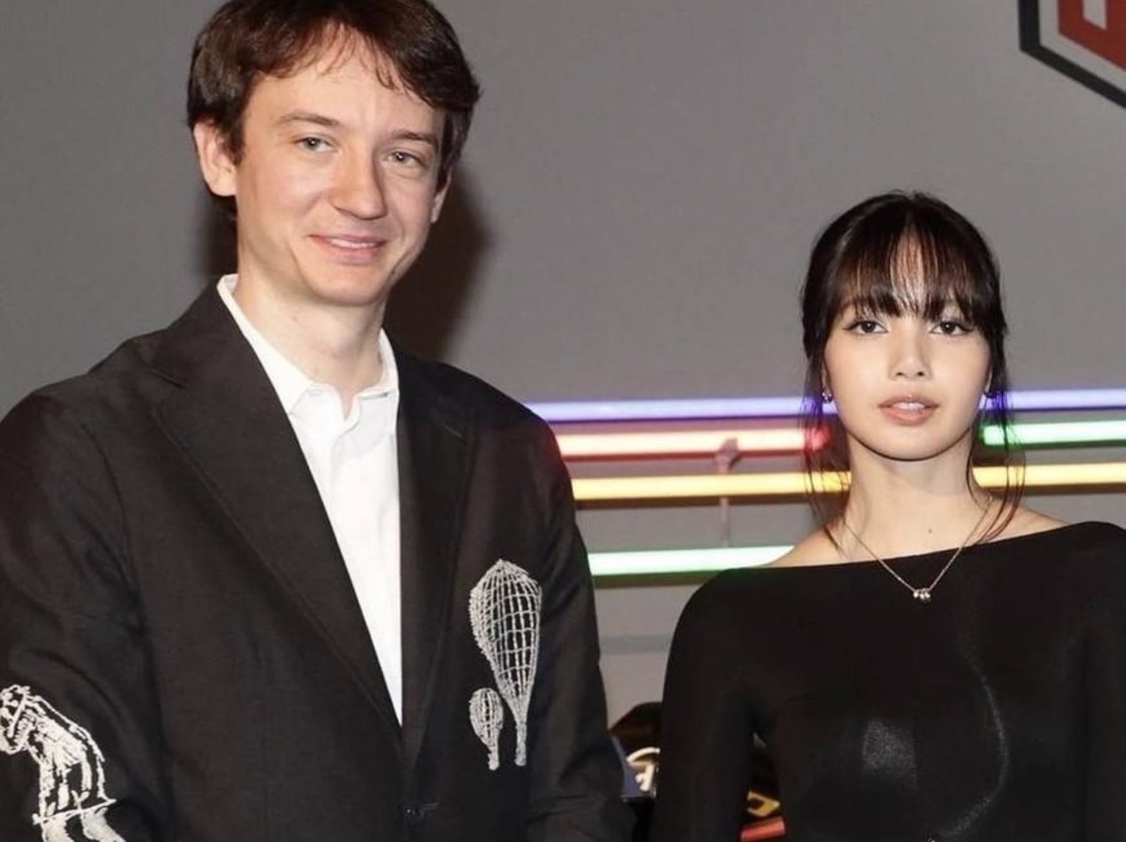 BLACKPINK Lisa 疑默認與 LVMH 三公子 Frédéric Arnault 分手傳聞！粉絲嗨喊：「終於！」