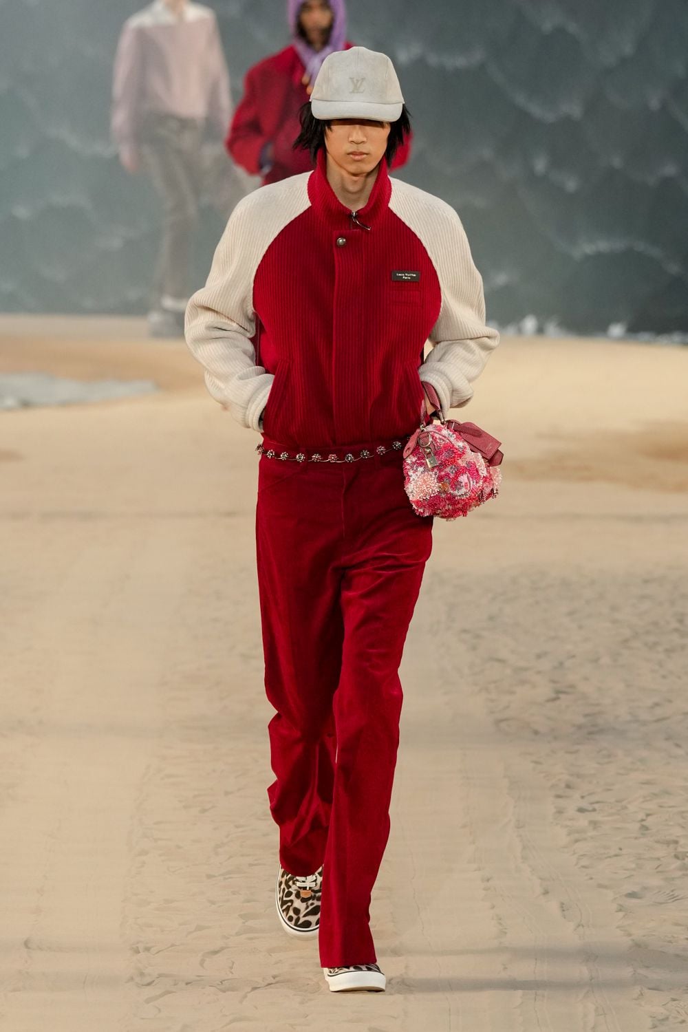 Pharrell 最新 Louis Vuitton 2027 春夏男裝秀登場!巨型海浪搬進巴黎,前排嘉賓超大咖,Quavo、Lil Baby 新歌同步首播!
