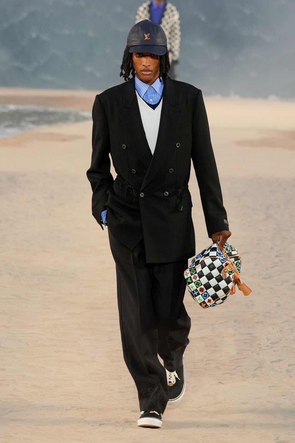 Pharrell 最新 Louis Vuitton 2027 春夏男裝秀登場!巨型海浪搬進巴黎,前排嘉賓超大咖,Quavo、Lil Baby 新歌同步首播!