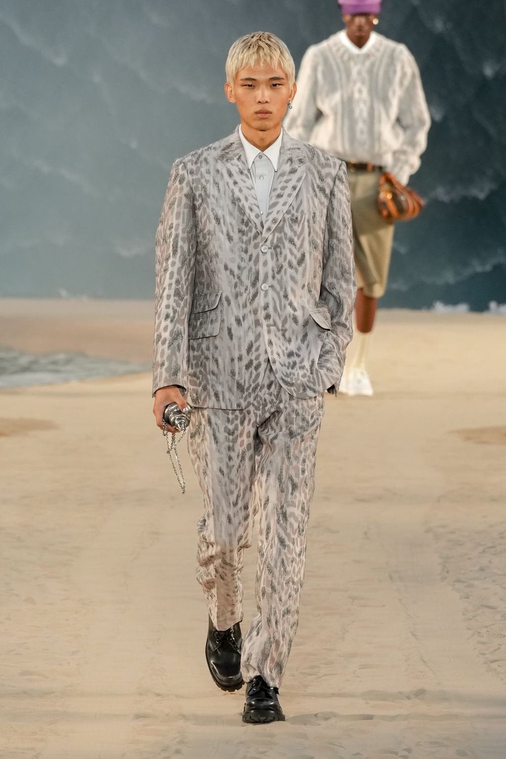 Pharrell 最新 Louis Vuitton 2027 春夏男裝秀登場!巨型海浪搬進巴黎,前排嘉賓超大咖,Quavo、Lil Baby 新歌同步首播!