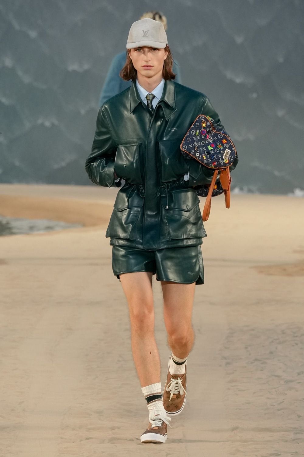 Pharrell 最新 Louis Vuitton 2027 春夏男裝秀登場!巨型海浪搬進巴黎,前排嘉賓超大咖,Quavo、Lil Baby 新歌同步首播!