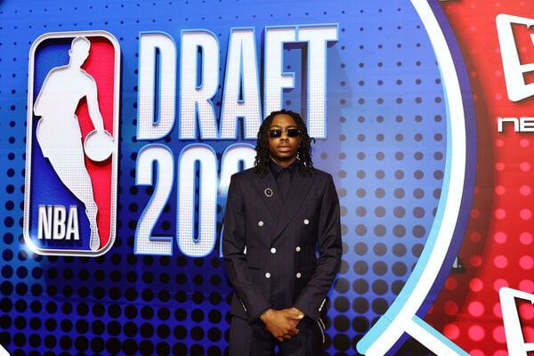 NBA 選秀/杜克新星 Isaiah Evans 身戴 400 萬美元珠寶亮相卻首輪落選!網友笑稱:「珠寶沒帶來好運」