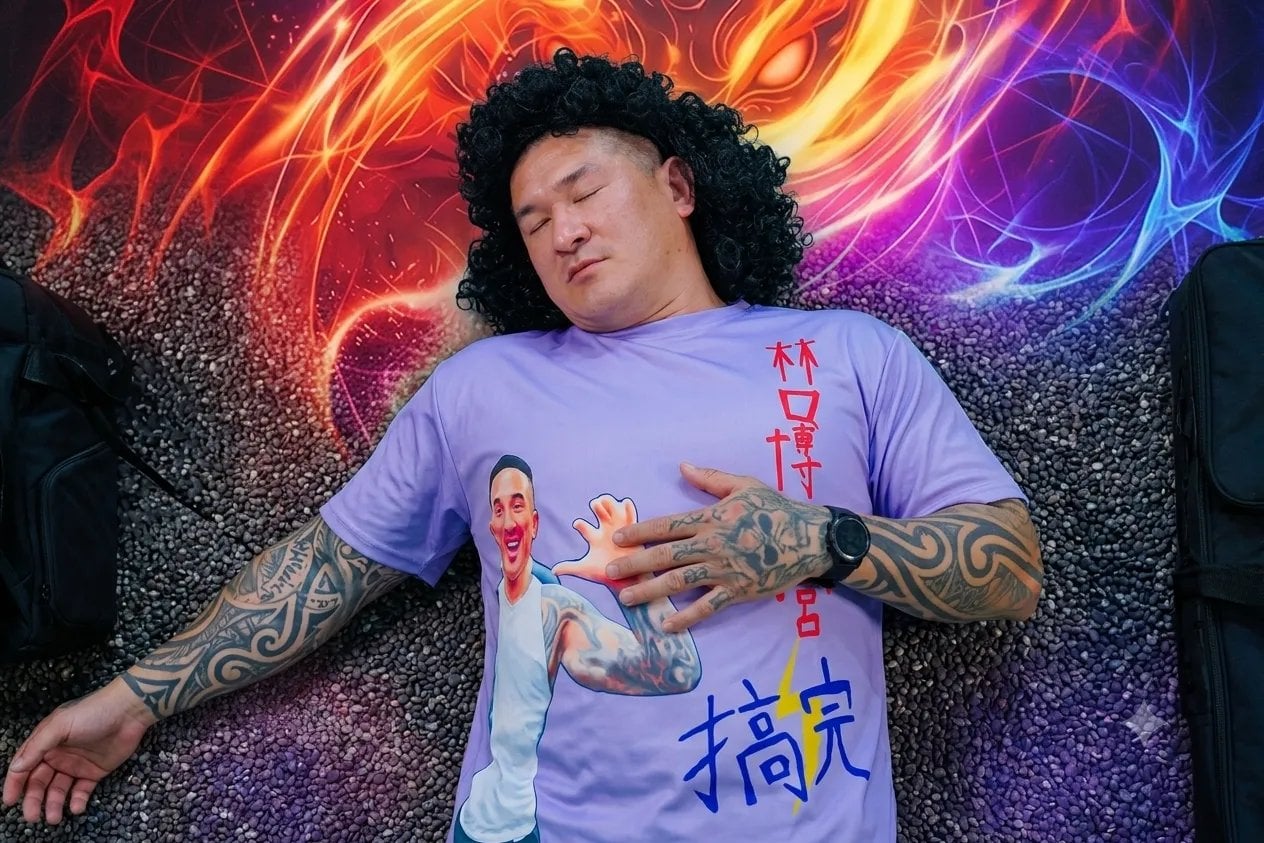 「館長」陳之漢模仿「台東玄濟宮」鄔馨茹！穿尬電紫團服高喊：「博啟天尊降駕」笑翻全網！