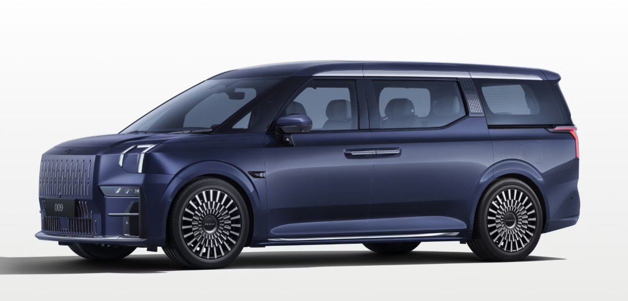 極氪 009 挑戰 Toyota Alphard！740 公里續航、925 匹馬力高端 MPV 市場開戰！