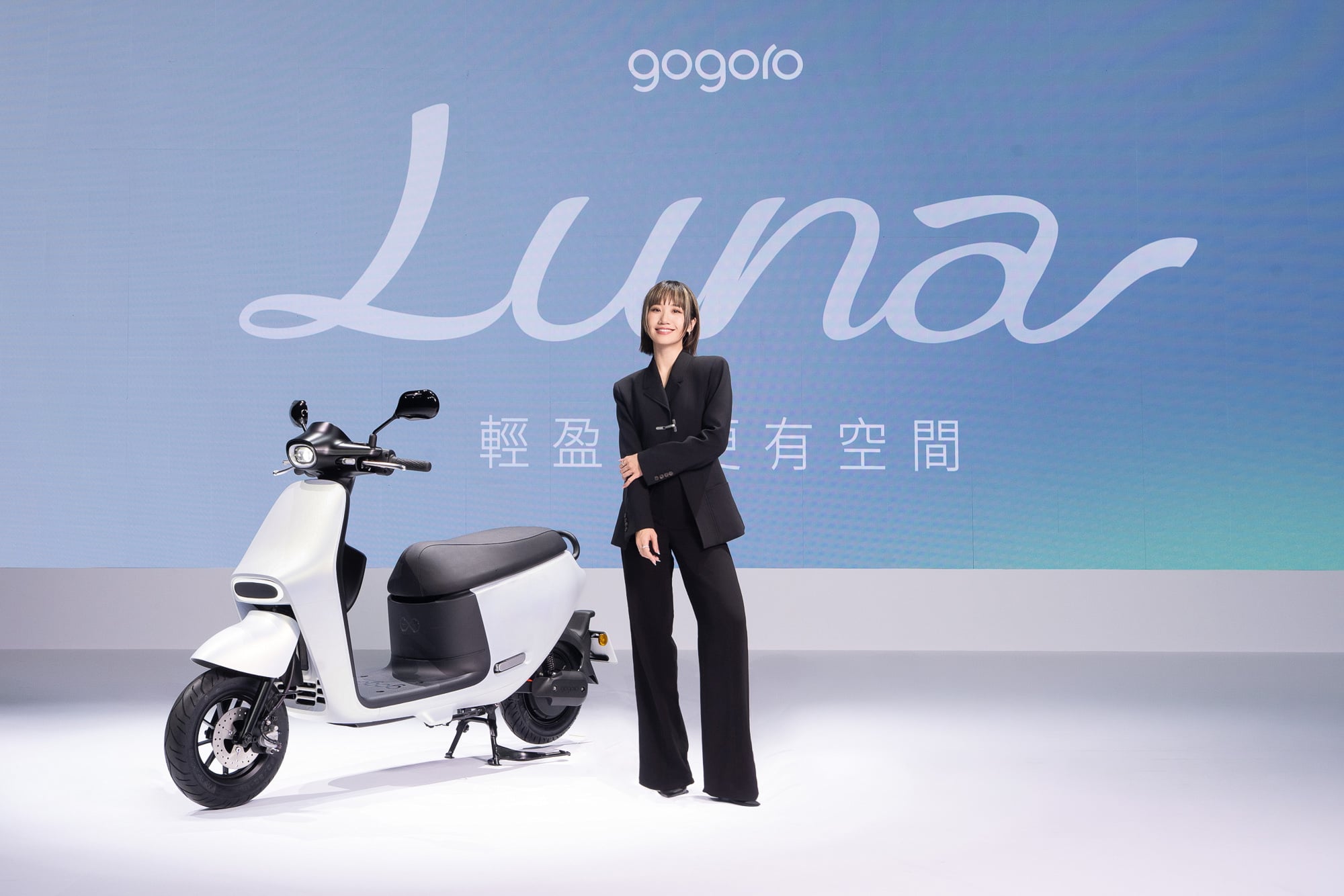三金主持天后 Lulu 首度代言 Gogoro Luna ！高跟鞋立中柱、大置物箱藏花束⋯一次看女性機車革命！