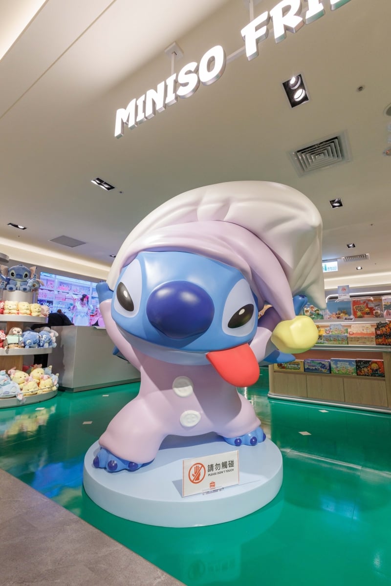 MINISO 台北首店插旗中山！大型史迪奇公仔現身，開幕再送迪士尼盲盒與《玩具總動員5》海報！
